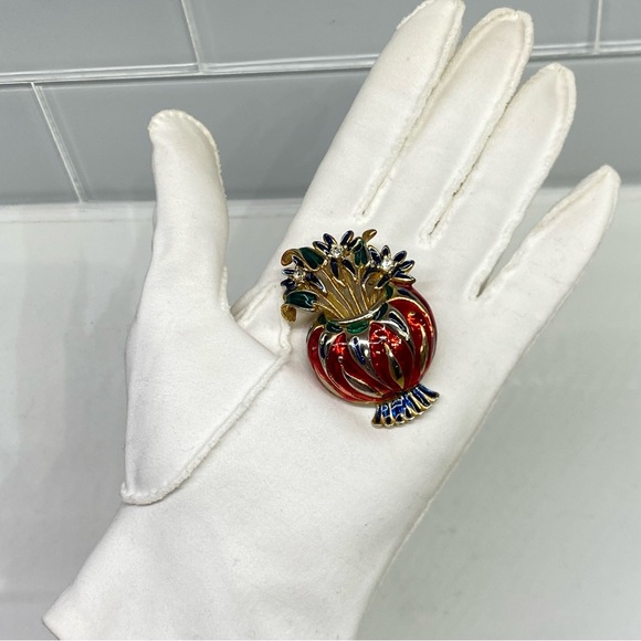 VTG 1940s BROOCH GOLD TONE RED/GREEN ENAMELED FLOWER BASKET W/ PAVED RHINESTONES - Picture 2 of 11